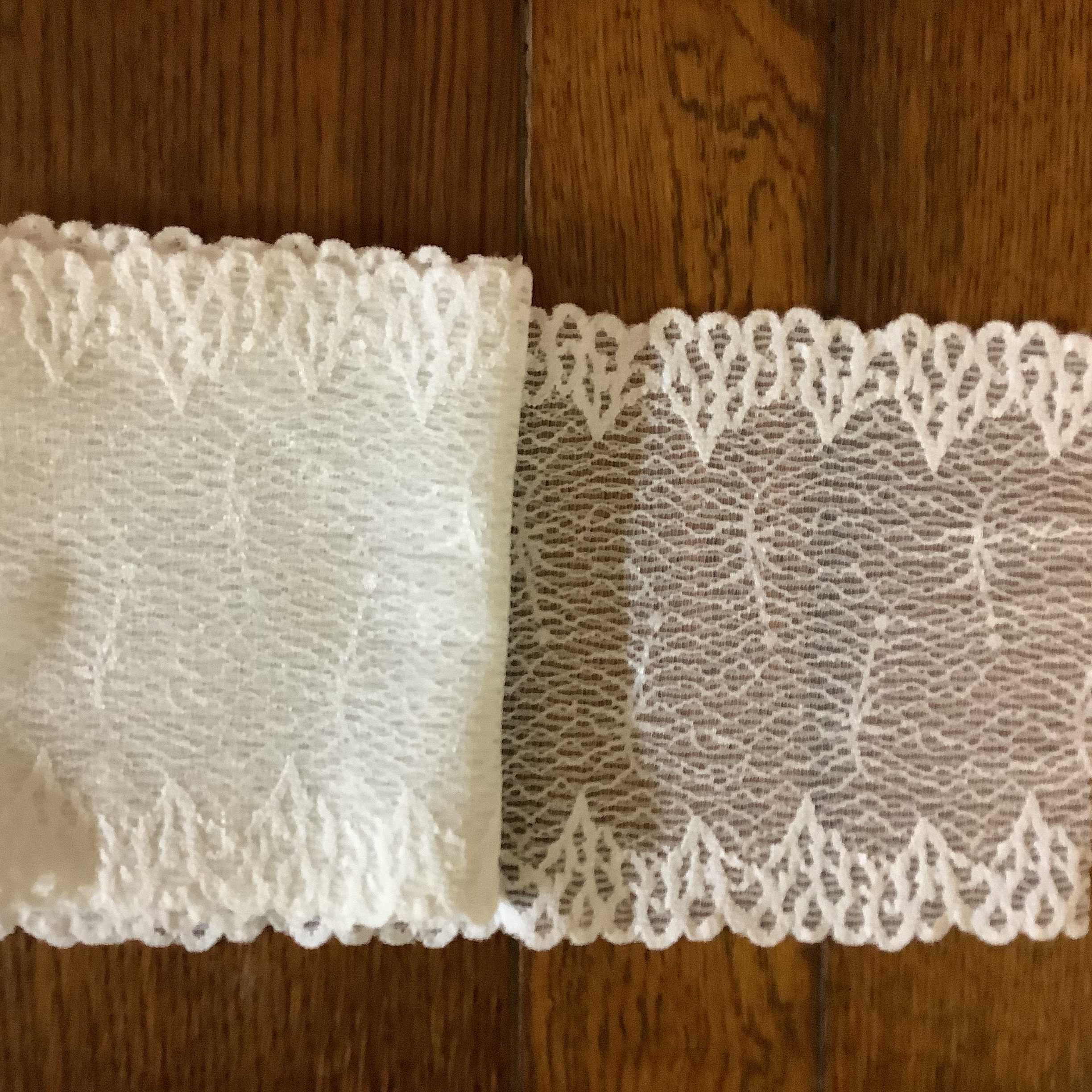 Lace with a wavy scalloped pattern