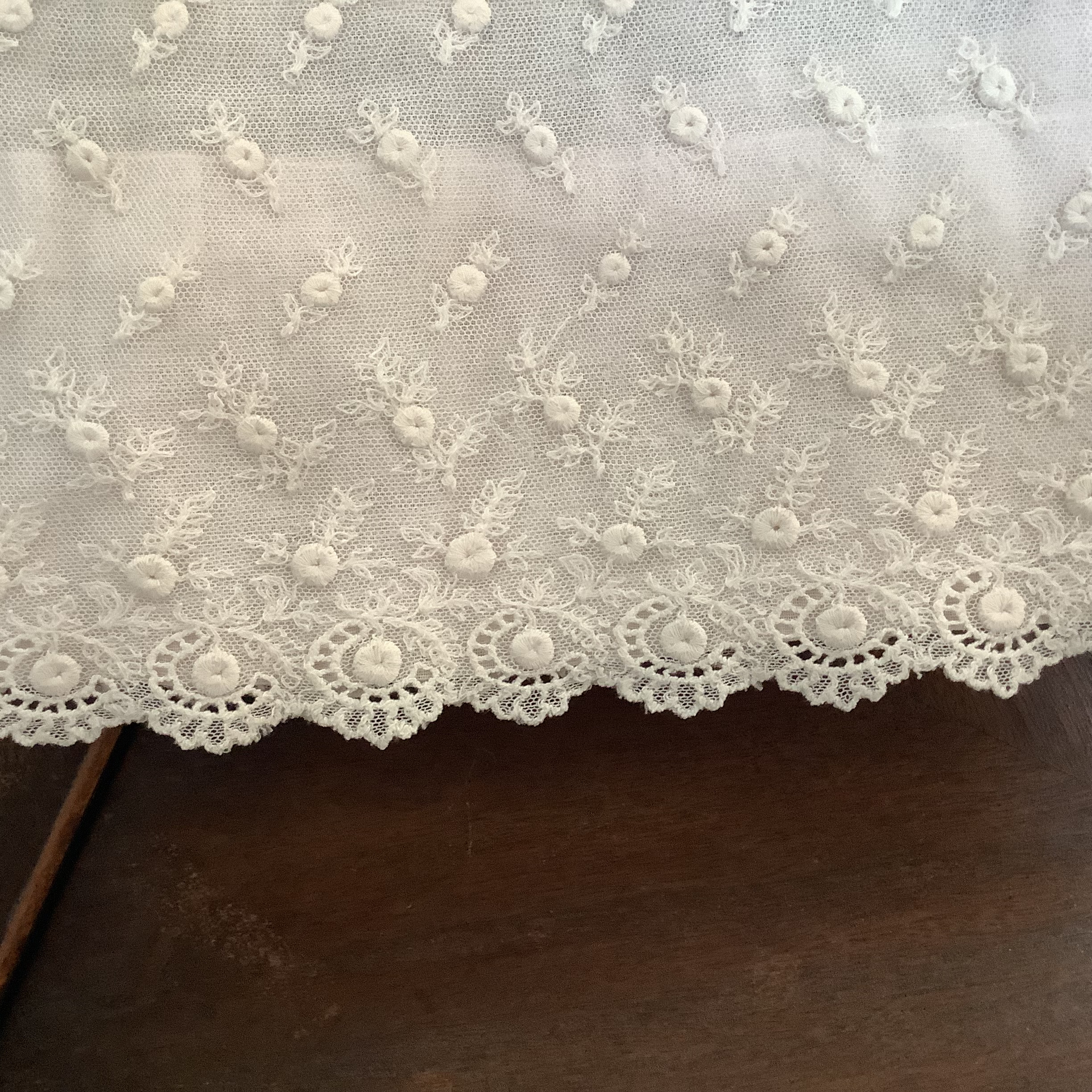 Scalloped lace skirt hem